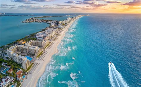 What's the Weather in Cancun in November: A Kaleidoscope of Climate and Culture